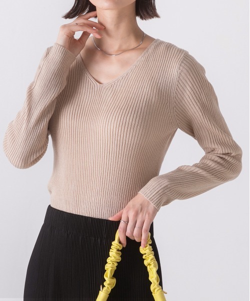 ad thie（アドティエ）の「Vネックリブニットトップス（ニット/セーター・レディース・オフホワイト/グレー/ナチュラル/ブラック/ピンクベージュ/ライトブルー/カーキ/ボルドー/キャメル/グリーン/ブラウン/パープル/マスタード/ラベンダー/オレンジ/イエロー/ミント・MEDIUM）」の5枚目の写真