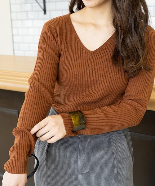 ad thie（アドティエ）の「Vネックリブニットトップス（ニット/セーター・レディース・オフホワイト/グレー/ナチュラル/ブラック/ピンクベージュ/ライトブルー/カーキ/ボルドー/キャメル/グリーン/ブラウン/パープル/マスタード/ラベンダー/オレンジ/イエロー/ミント・MEDIUM）」の14枚目の写真