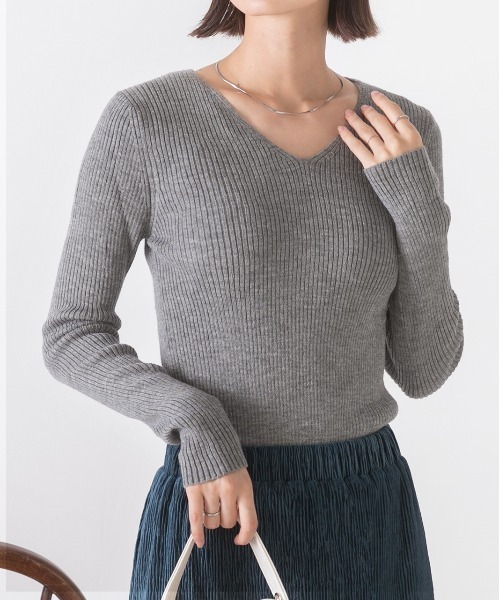 ad thie（アドティエ）の「Vネックリブニットトップス（ニット/セーター・レディース・オフホワイト/グレー/ナチュラル/ブラック/ピンクベージュ/ライトブルー/カーキ/ボルドー/キャメル/グリーン/ブラウン/パープル/マスタード/ラベンダー/オレンジ/イエロー/ミント・MEDIUM）」の3枚目の写真