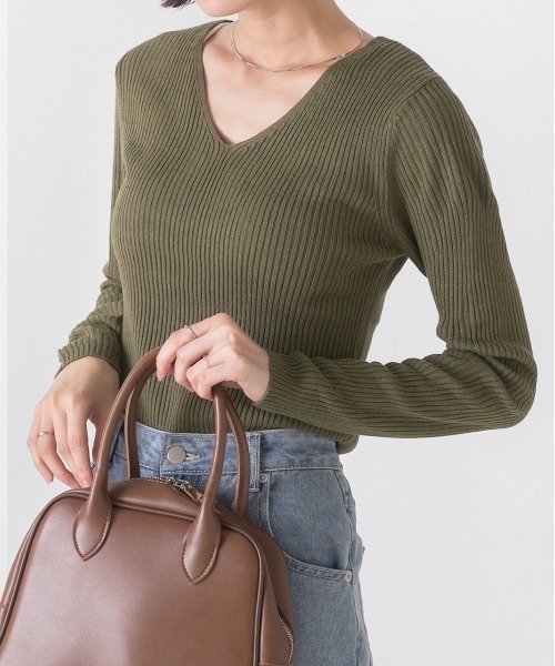 ad thie（アドティエ）の「Vネックリブニットトップス（ニット/セーター・レディース・オフホワイト/グレー/ナチュラル/ブラック/ピンクベージュ/ライトブルー/カーキ/ボルドー/キャメル/グリーン/ブラウン/パープル/マスタード/ラベンダー/オレンジ/イエロー/ミント・MEDIUM）」の6枚目の写真