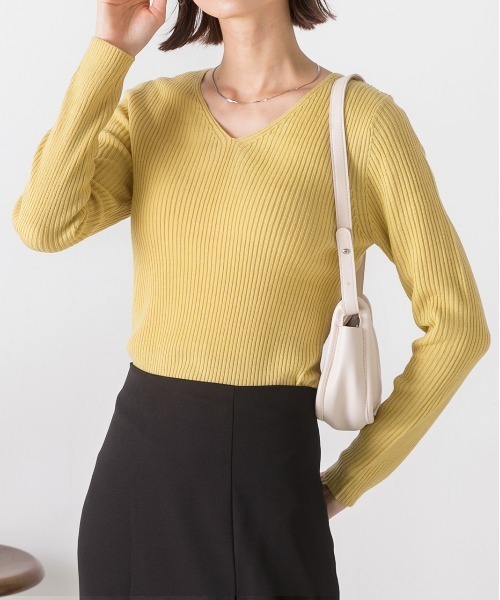 ad thie（アドティエ）の「Vネックリブニットトップス（ニット/セーター・レディース・オフホワイト/グレー/ナチュラル/ブラック/ピンクベージュ/ライトブルー/カーキ/ボルドー/キャメル/グリーン/ブラウン/パープル/マスタード/ラベンダー/オレンジ/イエロー/ミント・MEDIUM）」の12枚目の写真