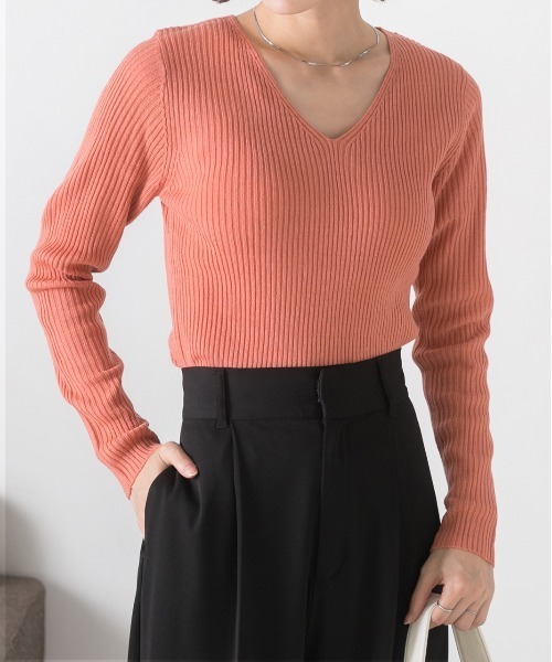 ad thie（アドティエ）の「Vネックリブニットトップス（ニット/セーター・レディース・オフホワイト/グレー/ナチュラル/ブラック/ピンクベージュ/ライトブルー/カーキ/ボルドー/キャメル/グリーン/ブラウン/パープル/マスタード/ラベンダー/オレンジ/イエロー/ミント・MEDIUM）」の17枚目の写真