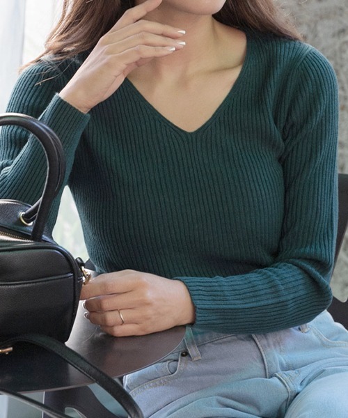 ad thie（アドティエ）の「Vネックリブニットトップス（ニット/セーター・レディース・オフホワイト/グレー/ナチュラル/ブラック/ピンクベージュ/ライトブルー/カーキ/ボルドー/キャメル/グリーン/ブラウン/パープル/マスタード/ラベンダー/オレンジ/イエロー/ミント・MEDIUM）」の7枚目の写真