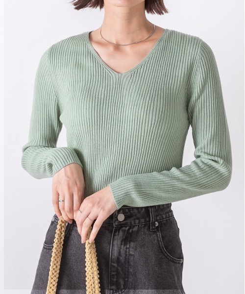 ad thie（アドティエ）の「Vネックリブニットトップス（ニット/セーター・レディース・オフホワイト/グレー/ナチュラル/ブラック/ピンクベージュ/ライトブルー/カーキ/ボルドー/キャメル/グリーン/ブラウン/パープル/マスタード/ラベンダー/オレンジ/イエロー/ミント・MEDIUM）」の8枚目の写真