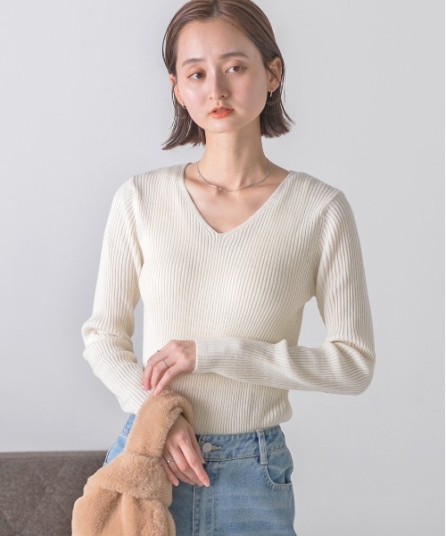 ad thie（アドティエ）の「Vネックリブニットトップス（ニット/セーター・レディース・オフホワイト/グレー/ナチュラル/ブラック/ピンクベージュ/ライトブルー/カーキ/ボルドー/キャメル/グリーン/ブラウン/パープル/マスタード/ラベンダー/オレンジ/イエロー/ミント・MEDIUM）」の19枚目の写真