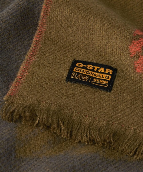 G-STAR(ジースター)の「DORALA SCARF/総柄ロゴマフラー(マフラー・メンズ・ダークオリーブ・ONE SIZE)」の4枚目の写真