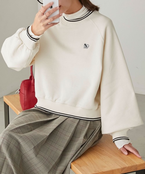 BONLECILL(ボンルシール)の「【JAMMINコラボ】パピヨン刺繍ワッペン 裏起毛クロップドトレーナー(スウェット・レディース・チャコールグレー/オートミール/アイボリー/レッド・FREE)」の2枚目の写真
