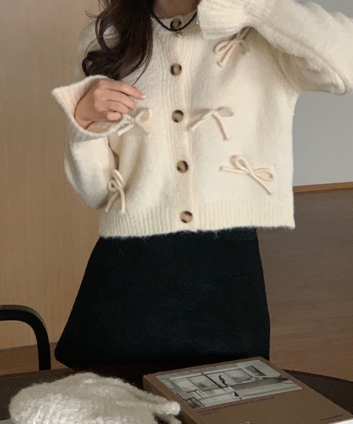 by muni:r(バイ ムニール)の「リボンポイントラウンドニットカーディガン(ニット/セーター・レディース・グレー/アイボリー・FREE)」の4枚目の写真