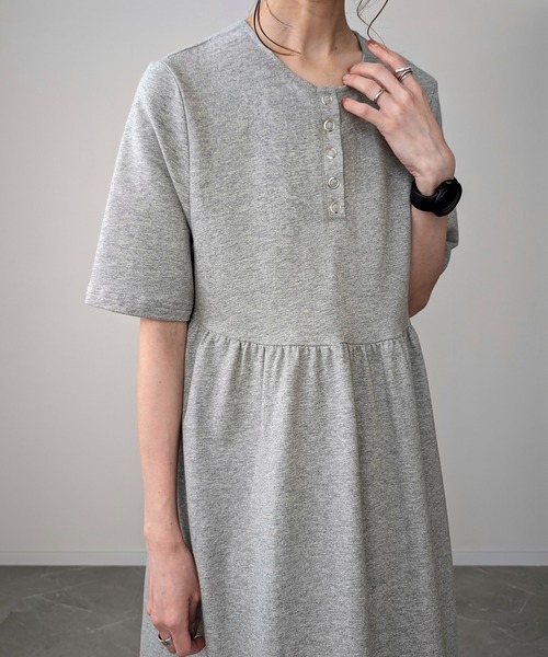 JUNOAH（ジュノア）の「ウエスト切替ギャザーマキシ丈ワンピース（ワンピース・レディース・ブラック/ベージュ/ミックスグレー・X-LARGE/LARGE/MEDIUM）」の9枚目の写真