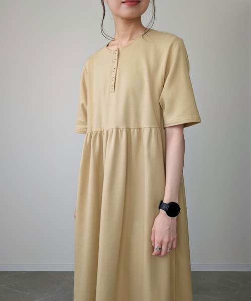 JUNOAH（ジュノア）の「ウエスト切替ギャザーマキシ丈ワンピース（ワンピース・レディース・ブラック/ベージュ/ミックスグレー・X-LARGE/LARGE/MEDIUM）」の13枚目の写真