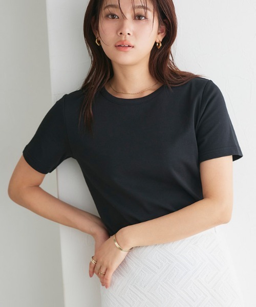 Pierrot(ピエロ)の「シンプルTシャツ(Tシャツ/カットソー・レディース・ライトベージュ/ブラック/ネイビー/オフホワイト/チャコール・S/M/L)」の1枚目の写真