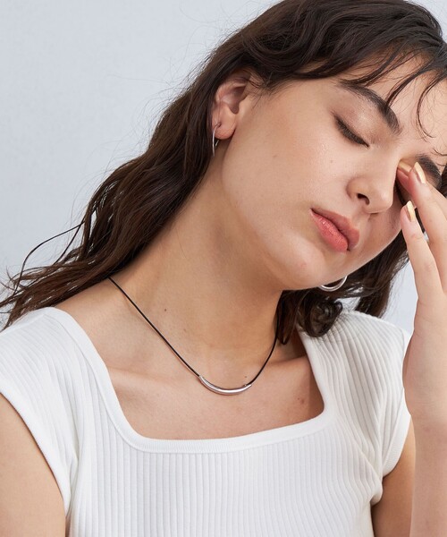 green label relaxing（グリーンレーベルリラクシング）の「クレセントバー＆コードスライド ネックレス（ネックレス・レディース・シルバー/ゴールド・FREE）」の2枚目の写真