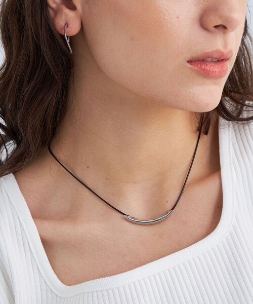 green label relaxing（グリーンレーベルリラクシング）の「クレセントバー＆コードスライド ネックレス（ネックレス・レディース・シルバー/ゴールド・FREE）」の3枚目の写真