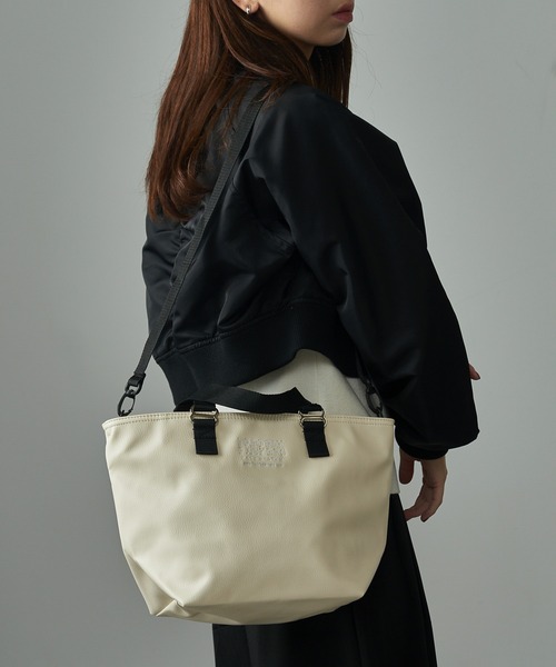 FREDRIK PACKERS（フレドリックパッカーズ）の「【FREDRIK PACKERS】EC限定商品　FAM TOTE ECO LEATHER WIDE（トートバッグ・レディース・ベージュ/アイボリー/ブラック/グレー・FREE）」の11枚目の写真