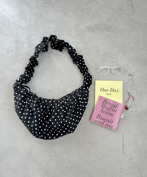 SOLLON.（ソルロン）の「ドットクシュクシュショルダーバッグ（ショルダーバッグ・レディース・ブラック/アイボリー/ホワイト・FREE）」の4枚目の写真