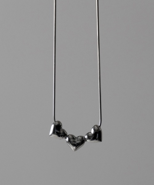 me+em select（ミームセレクト）の「３連ボリュームハートネックレス ／ ３VOLUME HEART NECKLACE（ネックレス・レディース・シルバー・FREE）」の7枚目の写真