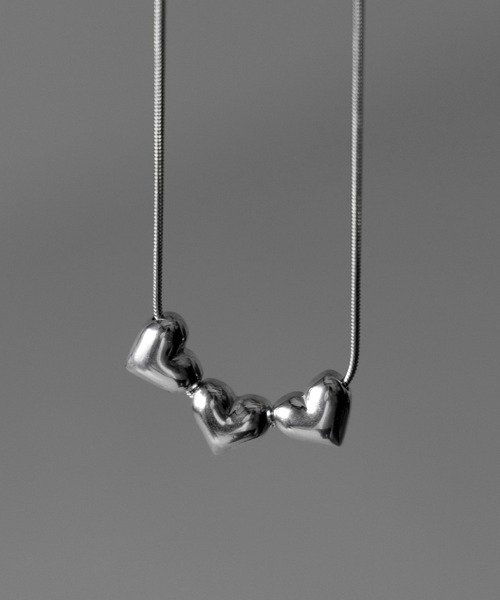 me+em select（ミームセレクト）の「３連ボリュームハートネックレス ／ ３VOLUME HEART NECKLACE（ネックレス・レディース・シルバー・FREE）」の6枚目の写真
