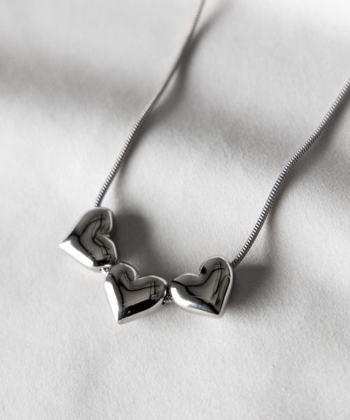me+em select（ミームセレクト）の「３連ボリュームハートネックレス ／ ３VOLUME HEART NECKLACE（ネックレス・レディース・シルバー・FREE）」の4枚目の写真