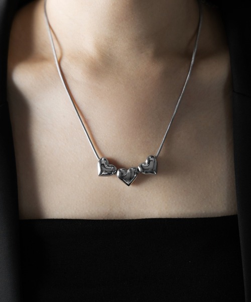 me+em select（ミームセレクト）の「３連ボリュームハートネックレス ／ ３VOLUME HEART NECKLACE（ネックレス・レディース・シルバー・FREE）」の8枚目の写真