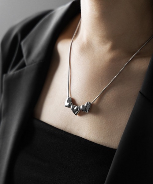 me+em select（ミームセレクト）の「３連ボリュームハートネックレス ／ ３VOLUME HEART NECKLACE（ネックレス・レディース・シルバー・FREE）」の10枚目の写真