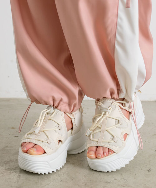 OLIVE des OLIVE（オリーブデオリーブ）の「【WEB限定】厚底スポーツサンダル（サンダル・レディース・オフホワイト/ブラック・SMALL/MEDIUM/LARGE/X-LARGE）」の16枚目の写真