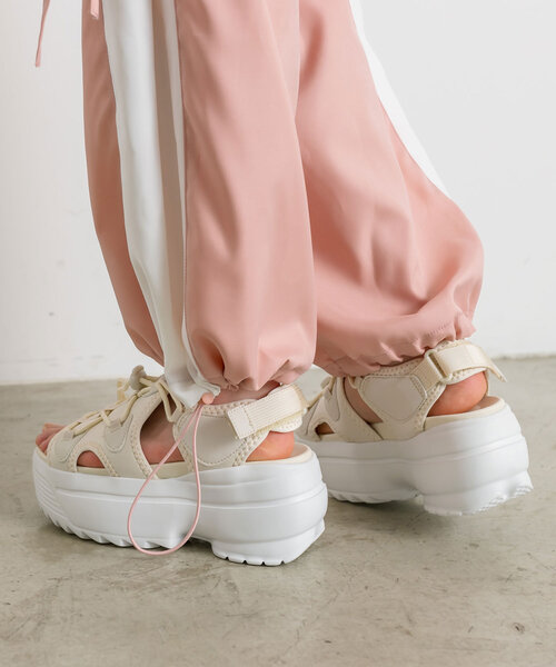 OLIVE des OLIVE（オリーブデオリーブ）の「【WEB限定】厚底スポーツサンダル（サンダル・レディース・オフホワイト/ブラック・SMALL/MEDIUM/LARGE/X-LARGE）」の17枚目の写真