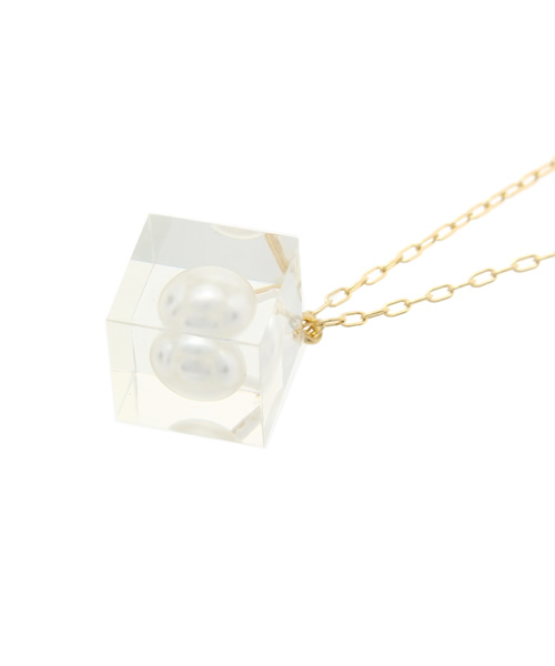 LBC（エルビーシー）の「Lilou アクリルキューブパールネックレス（ネックレス・レディース・ホワイト・ONE SIZE）」の3枚目の写真