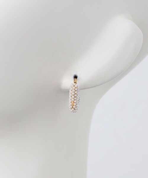 UNITED ARROWS（ユナイテッドアローズ）の「Vシェイプ イミテーションパール ピアス（ピアス（両耳用）・レディース・ゴールド/シルバー・FREE）」の5枚目の写真