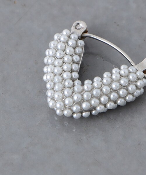 UNITED ARROWS（ユナイテッドアローズ）の「Vシェイプ イミテーションパール ピアス（ピアス（両耳用）・レディース・ゴールド/シルバー・FREE）」の4枚目の写真