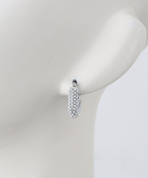 UNITED ARROWS（ユナイテッドアローズ）の「Vシェイプ イミテーションパール ピアス（ピアス（両耳用）・レディース・ゴールド/シルバー・FREE）」の3枚目の写真