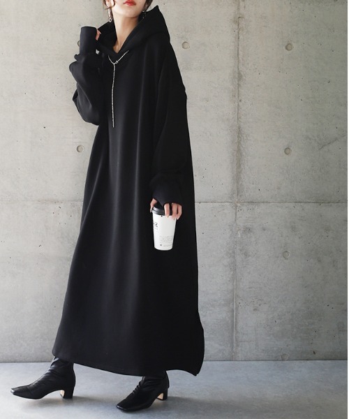 HUG.U（ハグユー）の「極暖パーカーワンピース（ワンピース・レディース・ブラック/ブルー/ダークグレー・レギュラー丈/ミディアム丈/トール丈）」の2枚目の写真