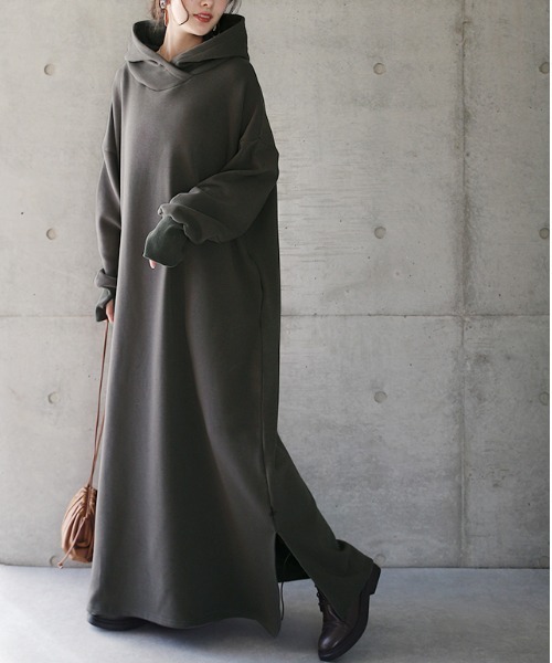 HUG.U（ハグユー）の「極暖パーカーワンピース（ワンピース・レディース・ブラック/ブルー/ダークグレー・レギュラー丈/ミディアム丈/トール丈）」の7枚目の写真