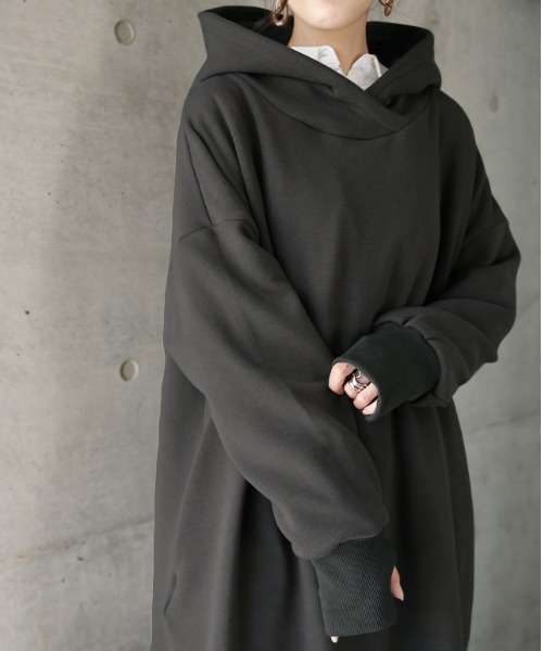 HUG.U（ハグユー）の「極暖パーカーワンピース（ワンピース・レディース・ブラック/ブルー/ダークグレー・レギュラー丈/ミディアム丈/トール丈）」の8枚目の写真