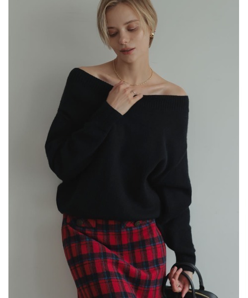 Re:EDIT（リエディ）の「[2024-25 WINTER COLLECTION]アルパカタッチオフショルダーニットトップス（ニット/セーター・レディース・グレー/ブラック/アイボリー/ブラウン/レッド・MEDIUM/LARGE）」の3枚目の写真