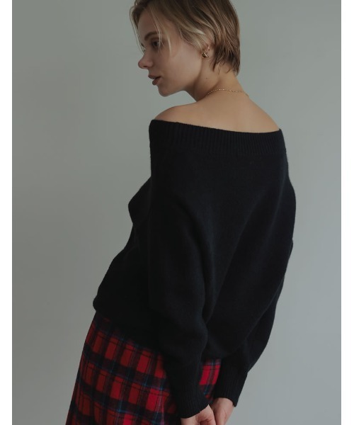 Re:EDIT（リエディ）の「[2024-25 WINTER COLLECTION]アルパカタッチオフショルダーニットトップス（ニット/セーター・レディース・グレー/ブラック/アイボリー/ブラウン/レッド・MEDIUM/LARGE）」の10枚目の写真