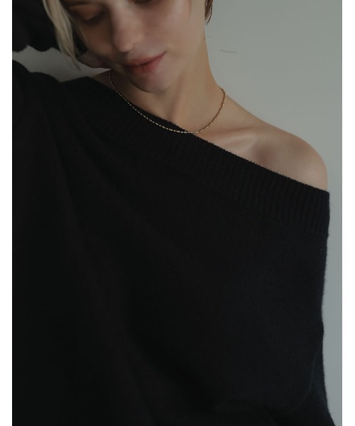 Re:EDIT（リエディ）の「[2024-25 WINTER COLLECTION]アルパカタッチオフショルダーニットトップス（ニット/セーター・レディース・グレー/ブラック/アイボリー/ブラウン/レッド・MEDIUM/LARGE）」の12枚目の写真