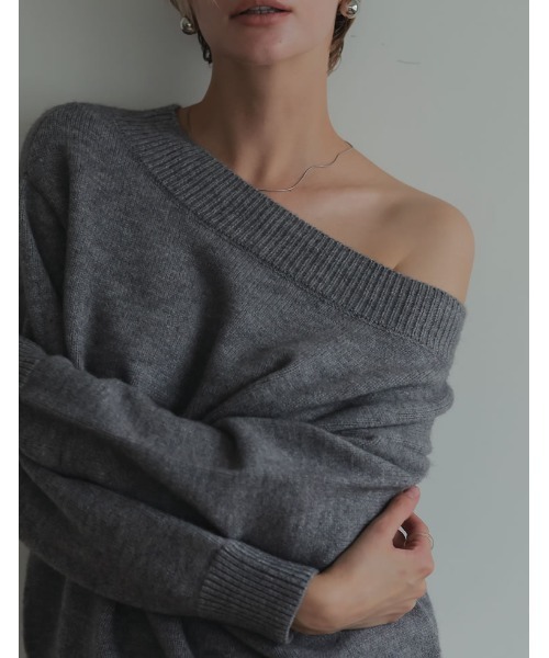 Re:EDIT（リエディ）の「[2024-25 WINTER COLLECTION]アルパカタッチオフショルダーニットトップス（ニット/セーター・レディース・グレー/ブラック/アイボリー/ブラウン/レッド・MEDIUM/LARGE）」の19枚目の写真