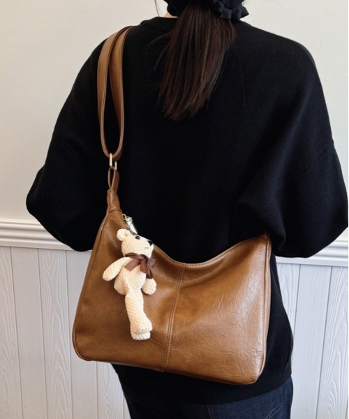FREE STYLISTS(フリー スタイリスト)の「Y2K くまチャーム 付ショルダーBAG(ショルダーバッグ・レディース・ブラック/ダークブラウン/カーキ/ブラウン・FREE)」の3枚目の写真