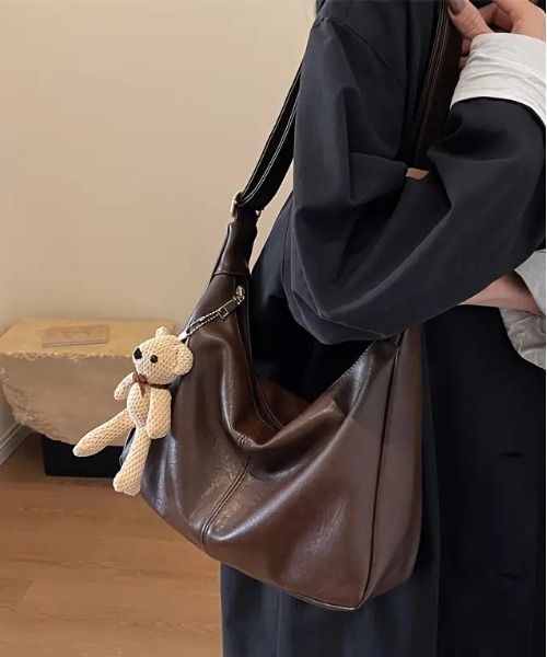 FREE STYLISTS(フリー スタイリスト)の「Y2K くまチャーム 付ショルダーBAG(ショルダーバッグ・レディース・ブラック/ダークブラウン/カーキ/ブラウン・FREE)」の12枚目の写真