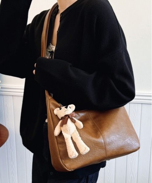 FREE STYLISTS(フリー スタイリスト)の「Y2K くまチャーム 付ショルダーBAG(ショルダーバッグ・レディース・ブラック/ダークブラウン/カーキ/ブラウン・FREE)」の6枚目の写真