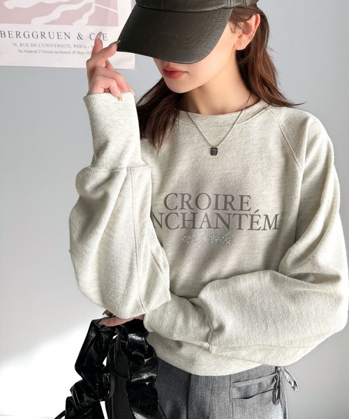 mily bilet（ミウィビレット）の「【mily bilet】カジュアルだけどこなれ感たっぷり。ラインストーン＆ぼかしプリント裏毛使いスウェットクロップド丈トップス（スウェット・レディース・グレー/ブルー/オートミール/レッド・LARGE/SMALL/X-LARGE/MEDIUM）」の2枚目の写真