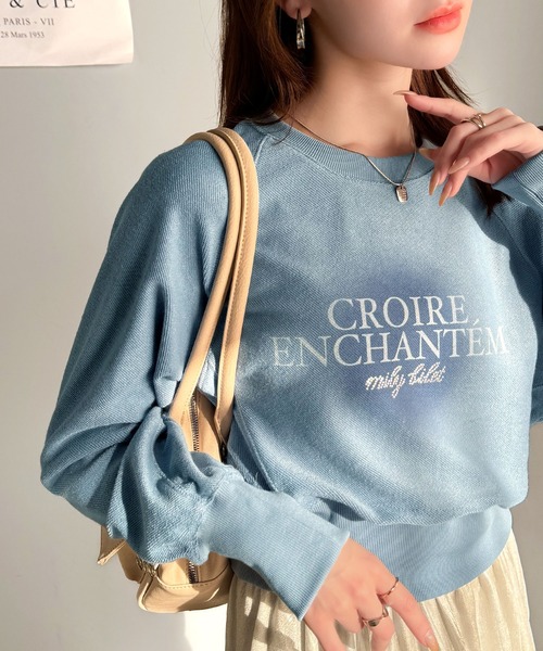 mily bilet（ミウィビレット）の「【mily bilet】カジュアルだけどこなれ感たっぷり。ラインストーン＆ぼかしプリント裏毛使いスウェットクロップド丈トップス（スウェット・レディース・グレー/ブルー/オートミール/レッド・LARGE/SMALL/X-LARGE/MEDIUM）」の3枚目の写真