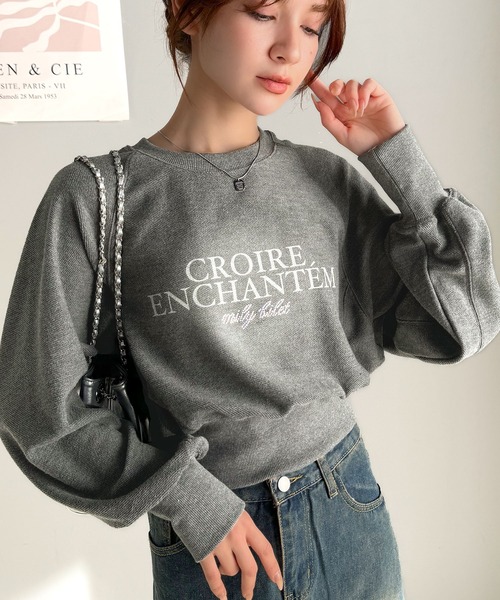 mily bilet（ミウィビレット）の「【mily bilet】カジュアルだけどこなれ感たっぷり。ラインストーン＆ぼかしプリント裏毛使いスウェットクロップド丈トップス（スウェット・レディース・グレー/ブルー/オートミール/レッド・LARGE/SMALL/X-LARGE/MEDIUM）」の5枚目の写真