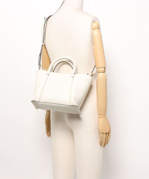 LORISTELLA(ロリステッラ)の「【LORISTELLA】シュリンクレザーミディアムサイズバッグ(Q56430)(トートバッグ・レディース・ベージュ/アイボリー・ALL)」の12枚目の写真