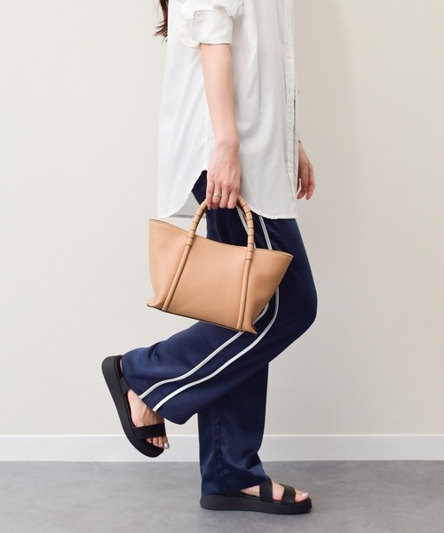 LORISTELLA(ロリステッラ)の「【LORISTELLA】シュリンクレザーミディアムサイズバッグ(Q56430)(トートバッグ・レディース・ベージュ/アイボリー・ALL)」の20枚目の写真
