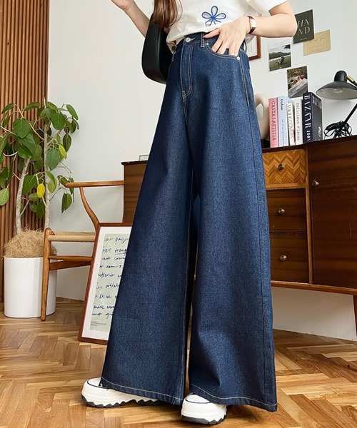 moment+(モーメントプラス)の「ワイドフレアデニムパンツ(デニムパンツ・レディース・インディゴブルー/サックスブルー/ブラック・M/L)」の6枚目の写真