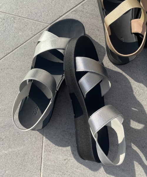 ikka(イッカ)の「ラバークロスベルトサンダル(サンダル・レディース・シルバーグレー/ブラック/ゴールド・M/L)」の2枚目の写真