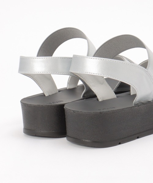 ikka(イッカ)の「ラバークロスベルトサンダル(サンダル・レディース・シルバーグレー/ブラック/ゴールド・M/L)」の17枚目の写真