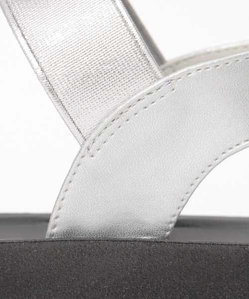 ikka(イッカ)の「ラバークロスベルトサンダル(サンダル・レディース・シルバーグレー/ブラック/ゴールド・M/L)」の18枚目の写真