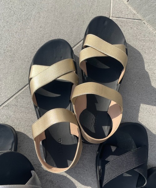 ikka(イッカ)の「ラバークロスベルトサンダル(サンダル・レディース・シルバーグレー/ブラック/ゴールド・M/L)」の11枚目の写真